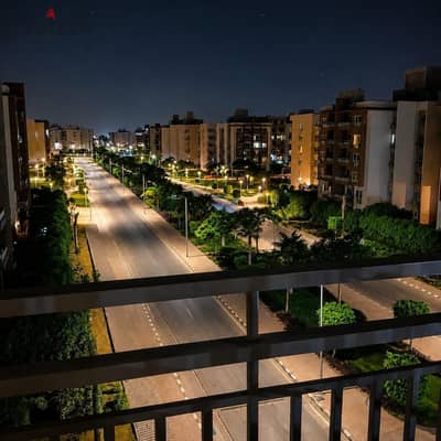 شقه للايجار ١٧٠م دور خامس بكمبوند وصال بجانب الماركت والخدمات فيو مفتوح