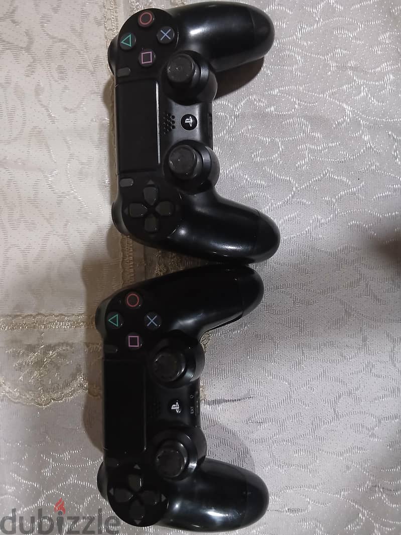 ps4 pro 1 terabite with 2 controllers 4