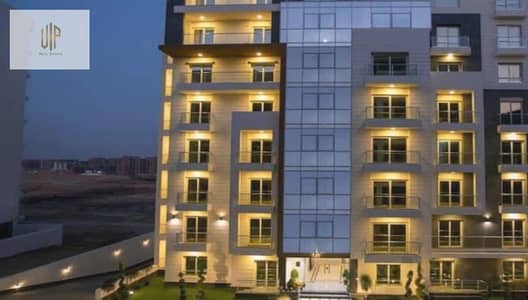 شقة للبيع بكمبوند داخل العاصمة الادارية الجديدة  بجوار الجامعة البريطانية و المحور المركزي  علي بعد دقائق من محطة القطار الكهرباء LRT