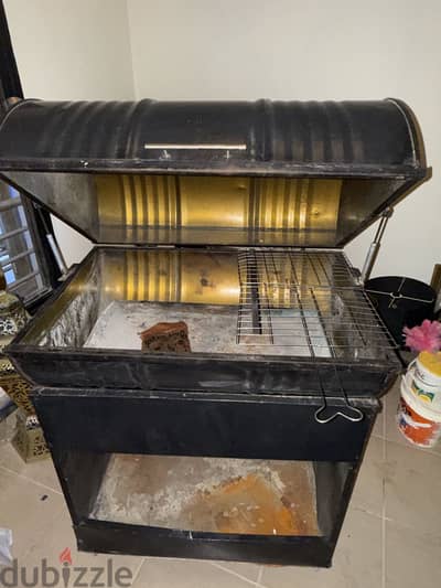 شوايه برميل معموله للتدخين smoker  لونها اسود تصلح بأذرع هايدروليك