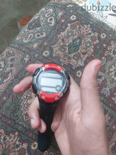 ساعه ديجيتال جايا من دبي مستعمله استعمال بصيت مش محتاجه غير بطريه
