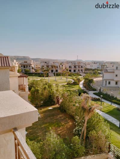 Four Seasons Villa for Sale – Madinaty  Land area: 300 m²  Built-up area: 266 m²  Layout: Ground floor, first floor, and roof  Total price: 32,588,700