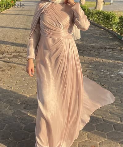 فستان روز للبيع