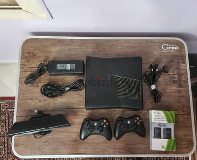 xbox 360 slim 23 Games CD and 2 controllers and kinect camera