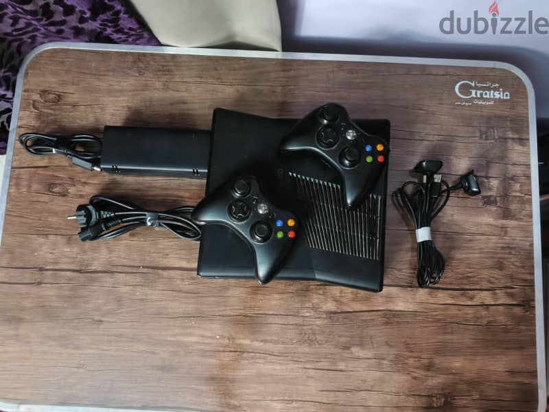 xbox 360 slim 23 Games CD and 2 controllers and kinect camera 1