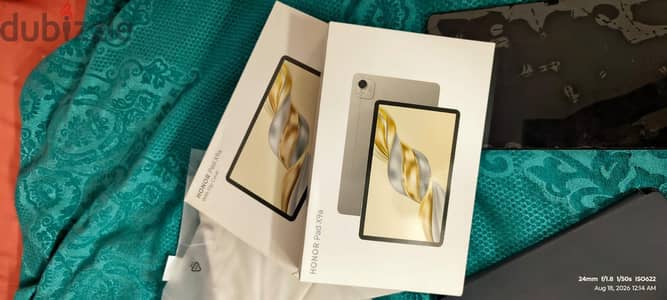 تابلت Honor pad معاة جميع مشتملاته وجراب اضافي ولا يوجد به اي كسر