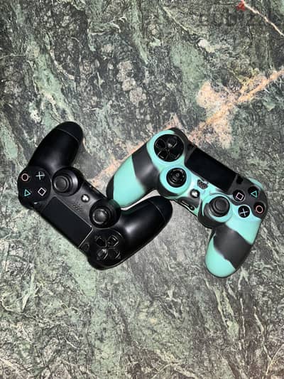 Ps4 (2 controllers +cover )