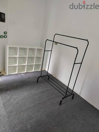 مكتبة واستاند ملابس للبيع حالتهم جديده للتواصل 01013257496