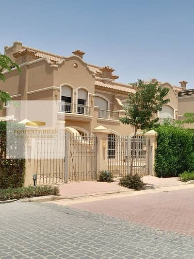 فيلا للبيع في الشروق في patio 5 east لوكيشن مميز بالقرب من كارفور جاهزة للاستلام