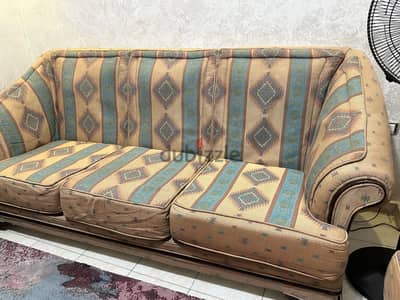 طقم انتريه خشب زان احمر من بتاع زمان مكون من عدد ٢ كنبة واحدة ٣ أفراد
