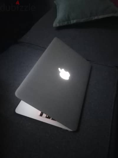 Apple macbook Air  حاله روعه Core i7 + ssd 256 +ram 8