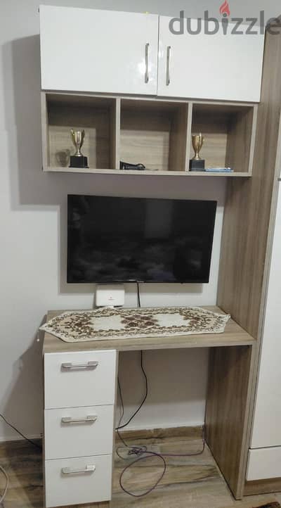 مكتب خشب بحاله ممتازة استعمال خفيف