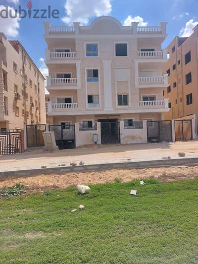 شقه للبيع فى العبور شريط ارض الجولف بيت الوطن بين ارض الجولف والحى 7