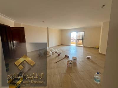 For rent, an apartment in Retaj Compound in New Cairo, the Fifth Settlement, next to all services and transportation, a very distinctive location, super luxury finishing