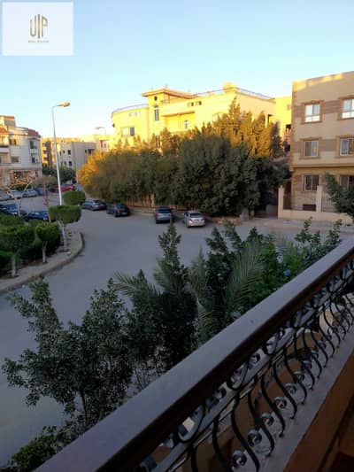 شقة للإيجار المفروش والمكيف تشطيب سوبر لوكس على التسعين الشمالى بالقرب من الياسمين ولو ماركت وخطوات لكايرو فيستيفال سيتى