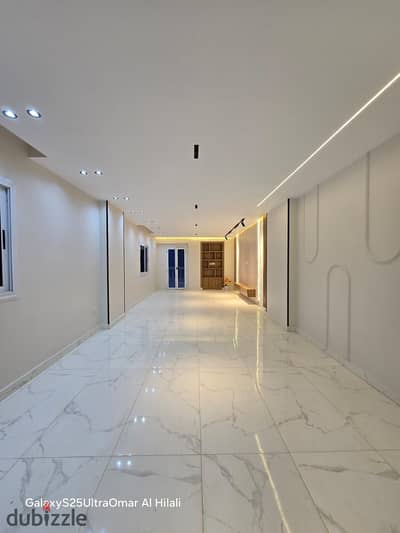 Apartment 190 meters facade steps to the second gate
