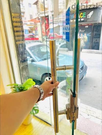 عندي باب اسكوريت 2.25 ضرفه واحده الباب جاهز ع التركيب السعر خاص
