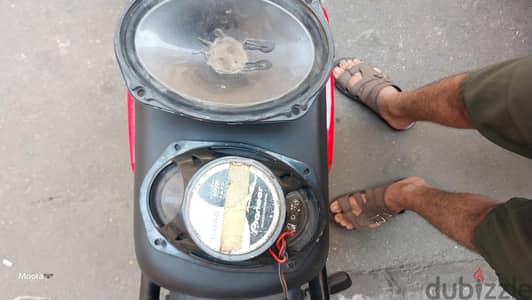٢ سماعة بايونير و ٢ سوني و كاسيت بايونير بحالة جيدة
