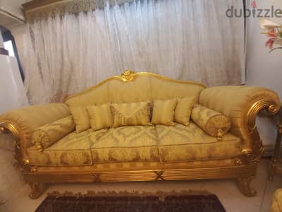 انتريه كنبة كبيرة و 4 كراسي و تربيزة حالة جيدة جدا