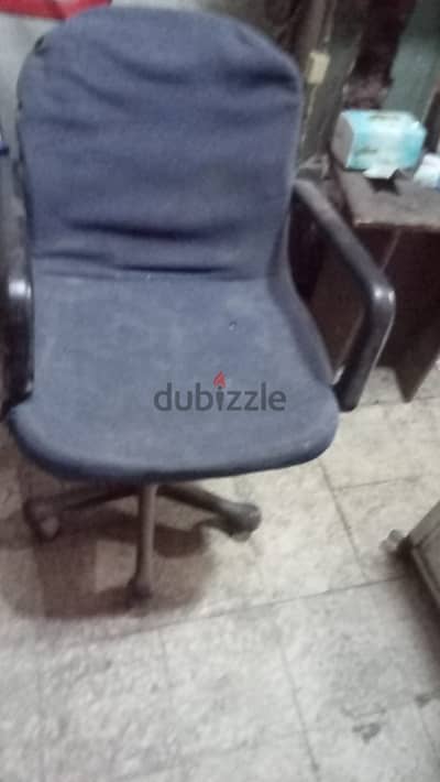 كرسي مكتب بيطلع وينزل ويلف 360 درجه والسعر نهائي لون مميز