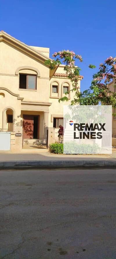 Villa for sale corner townhouse corner type F3 wide garden view total distinctive contract with Four Seasons Villas close to services and close to gate 5 Madinaty