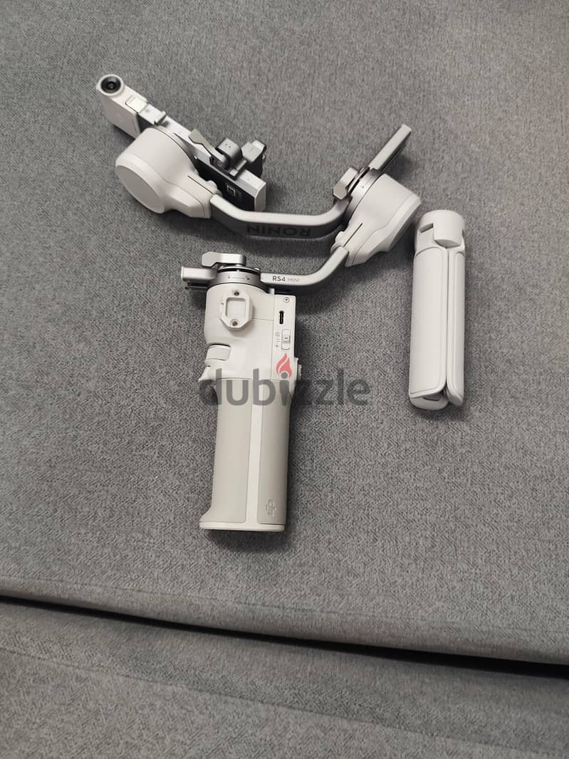DJI RS 4 Mini gimbal with tracking 1