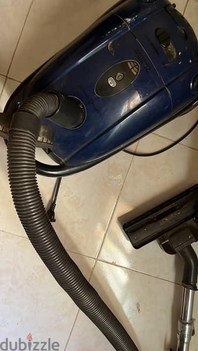 مكنسة كهربائية Universal للبيع – شغالة وحالتها جيد 2000 watt