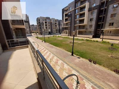 شقه للبيع في كمبوند دار مصر الاندلس  فيو وايد جاردن  دخله صريحه من بوابه 1  دقائق لطريق التسعين الجنوبي