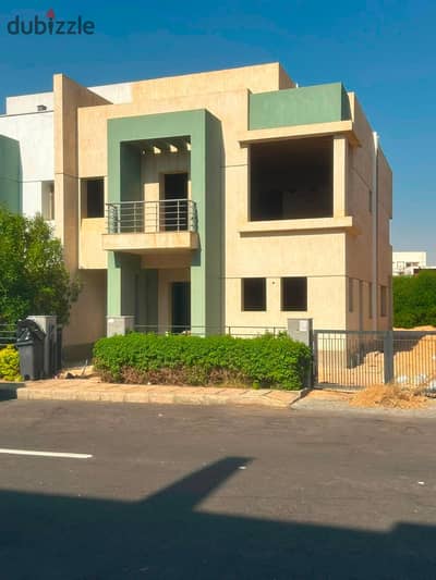بسعر اقل من سعر السوق توين هاوس 448 م 4 غرف نموذج J للبيع في مدينتي -  موقع مميز جدًا قريب من الخدمات، والمسجد