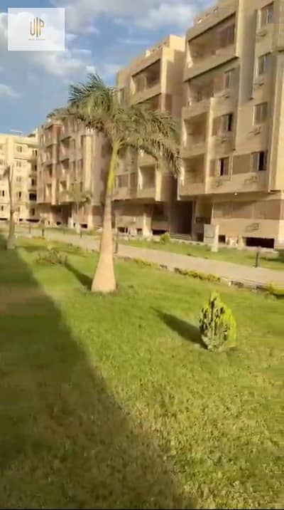 شقة للبيع بالاندلس داخل كمبوند بتسهيلات بالقرب من 90 الجنوبى و الهايد بارك و مفيدا