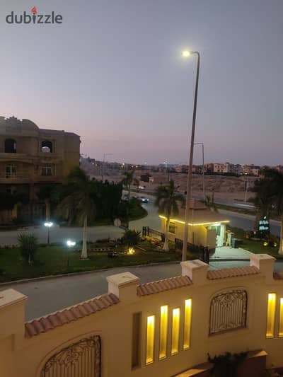 شقه على مساحه الدور في الفيلا اربع غرف