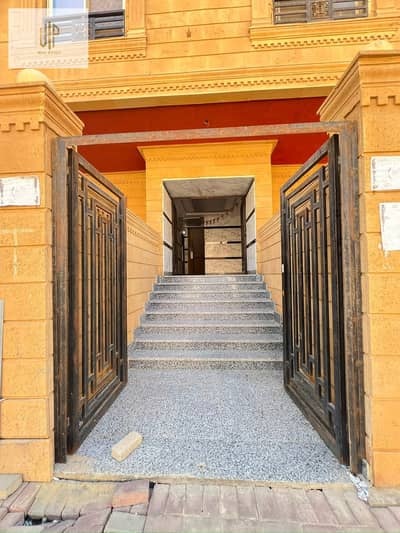 شقة مميزة للبيع في الاندلس ب موقع استراتيجي داخل التجمع الخامس واجهة بحرية على الشارع الرئيسي قريبة جدًا من شارع التسعين