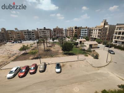 شقة موقع مميز جداااا للبيع 190متر بالشيخ زايد تتكون من 3غرف و2حمام وريسبشن 3 قطع الشقة أمامية وبحرية و3عداد بالكامل