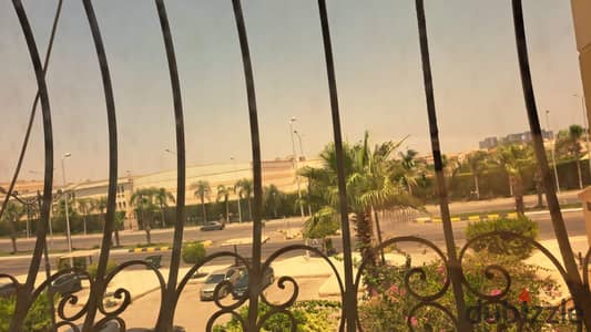 للبيع شقة فى الاسكان الحدائقى الشيخ زايد موقع متميز