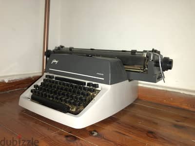 الة كاتبة Prima اوريجنال، Prima typewriter الة كاتبة Prima اوريجنال، Prima typewriter