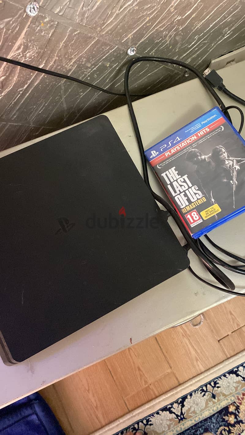 PlayStation 4 slim 1