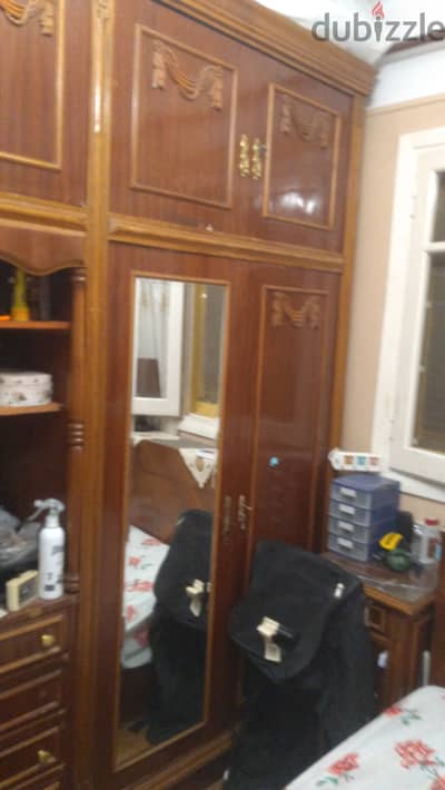 ابلاكار عرض3متلر فيه سوسه خفيفه وسرير عرض 160سمبدون مرتبه  وكومودينو