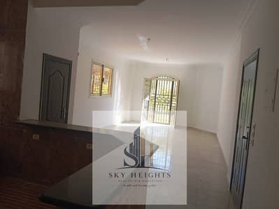 Apartment for rent in Al Banafseg 5, First Settlement, 200 sq m with garden, 3 bedrooms, 3 bathrooms, near malls, services, and markets. Prime locatio