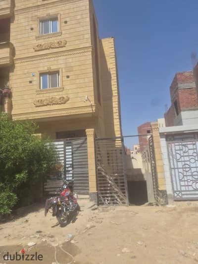 للبيع عماره في الحي السادس