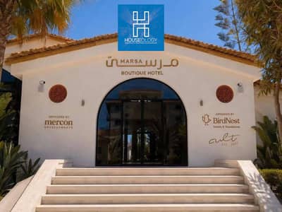 وحده فندقيه جاهزه بالكامل و استلام فوري بفيو مميز علي البحر للبيع في مشروع مرسي بمارينا 5 الساحل الشمالي