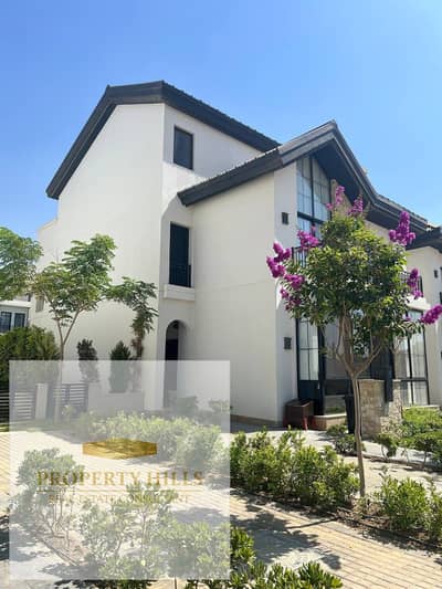 Villa in New Cairo with immediate delivery and flexible payment plans, featuring a stunning view of the water features.