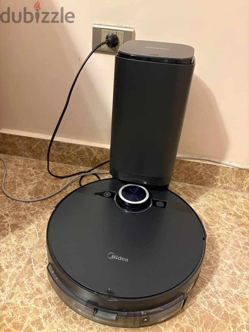 Midea C8+ vacuum with self-cleaning base 1