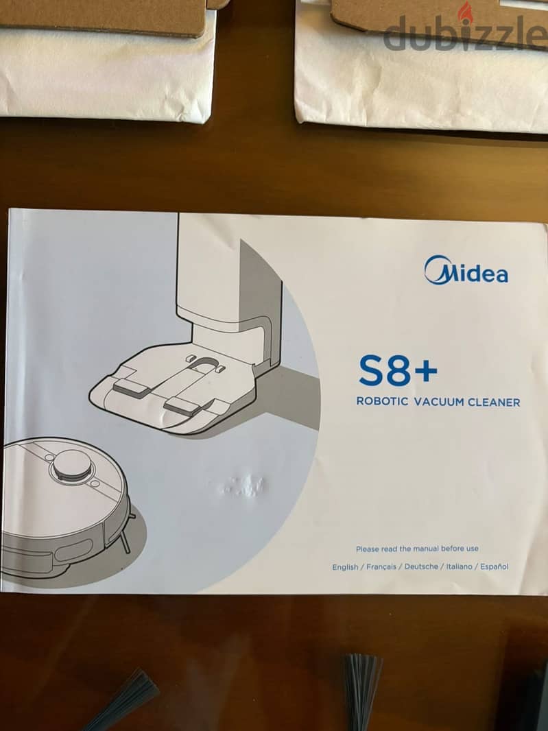 Midea C8+ vacuum with self-cleaning base 2