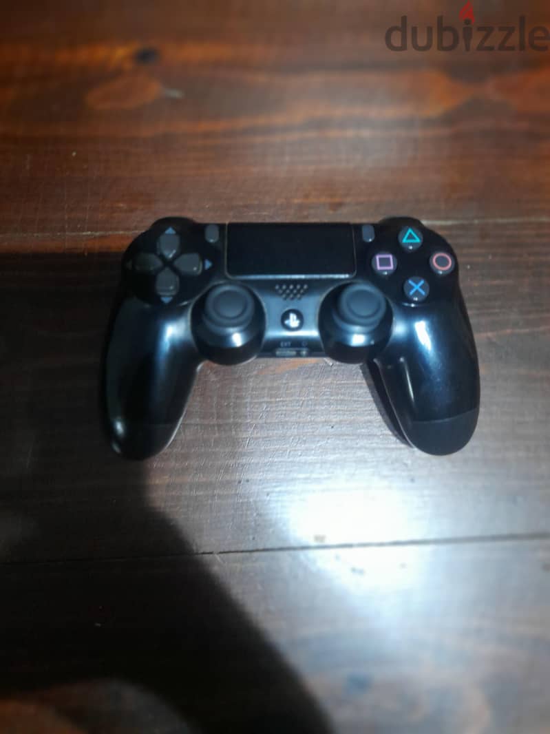 PlayStation 4 slim 1