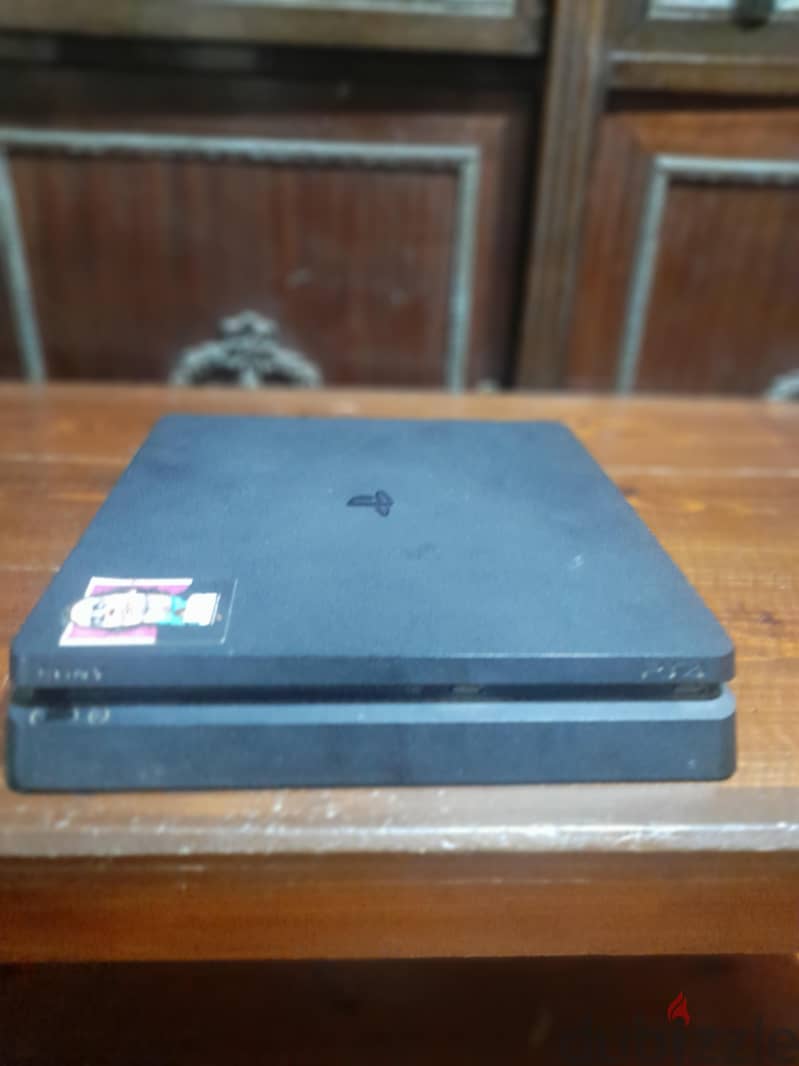 PlayStation 4 slim 3