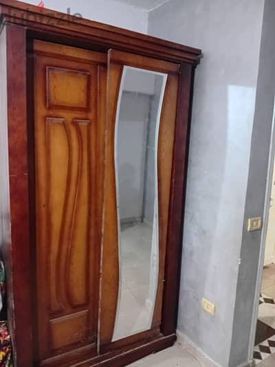 دولاب ومكتب للبيع
