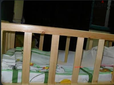 سرير أطفال خشب ثابت وهزاز زي الجديد ما شاء الله+مرتبة سفنج+ شيالة هدية