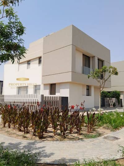Villa for sale at cash price in Al Burouj Compound, minutes from Cairo Airport in Al Shorouk with a view of green spaces