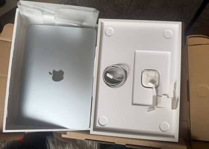 MacBook Air M5 (13-inch) 512GB - كسر زيرو تماماً (20 دورة شحن فقط)