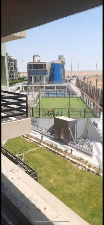شقه مميزه 3 غرف وغرفه ماستر فيو النادى بالكامل الإيجار شامل دخول النادى وباكيه الجراج الخاصه